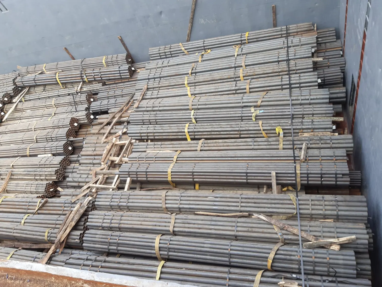 Reinforcing bar lashed and dunnaged inside a hold